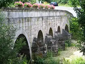 Alte Steinbrücke im Ortszentrum