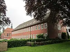 Blick vom Bee-Park aufs Amtsgericht; im Hintergrund die Klosterkirche
