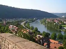 Wertheim, rechts Kreuzwertheim, in der Mitte des Bildes mündet die Tauber in den Main