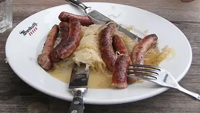 Bratwürste mit Sauerkraut in der Historischen Wurstkuchl in Regensburg