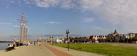 Panoramiczny widok na Warnow do Rostocku. Pośrodku zdjęcia kościół św. Piotra, po prawej stronie kościół Mariacki